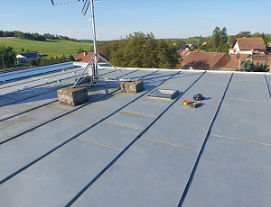 Zateplení dvouplášťové střechy pomocí foukané izolace